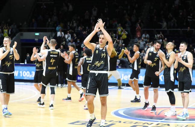 Löwen Braunschweig vs. Göttingen, BBL Braunschweig, 02.10.2021, BASKETBALL - MagentaSport BBL Pokal BBL Basketball Bundesliga, Löwen Braunschweig vs. BG Göttingen, Saison 2021 22. Schlussjubel Braunschweig