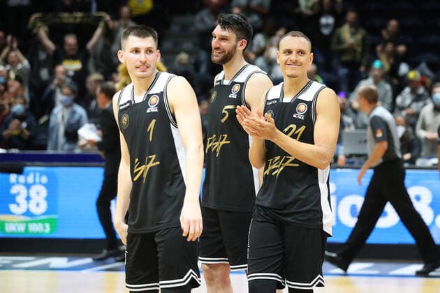 Löwen Braunschweig vs. Göttingen, BBL Braunschweig, 02.10.2021, BASKETBALL - MagentaSport BBL Pokal BBL Basketball Bundesliga, Löwen Braunschweig vs. BG Göttingen, Saison 2021 22. Schlussjubel, David Krämer (Löwen Braunschweig) , Owen Klassen (Löwen Braunschweig) , Robin Amaize (Löwen Braunschweig) Braunschweig