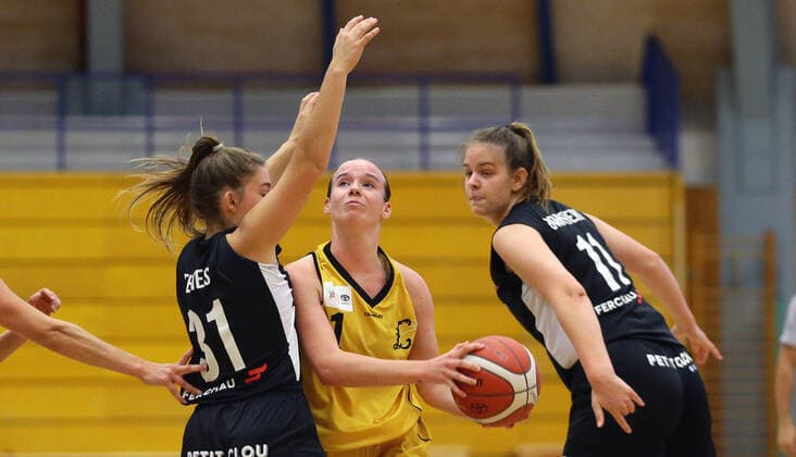Ludwigsburg , 2. Bundesliga Basketball , BSG Basket Ladies Ludwigsburg vs. USC Heidelberg II , mitte: Noreen Stöckle ( Lubu )