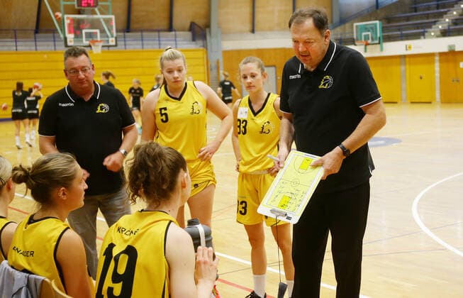 Ludwigsburg , 2. Bundesliga Basketball , BSG Basket Ladies Ludwigsburg vs. USC Heidelberg II , rechts: Cäsar Kiersz ( Trainer Ludwigsburg )
