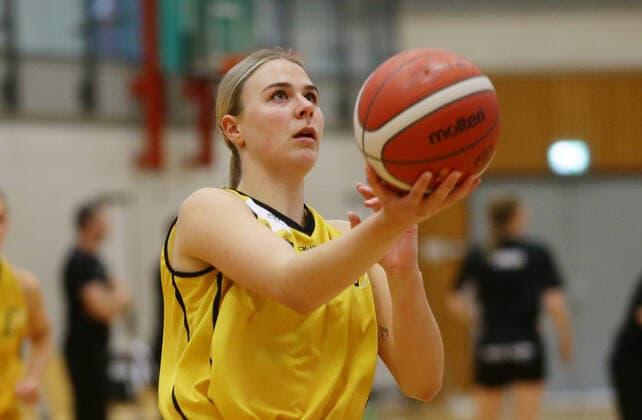 Ludwigsburg , 2. Bundesliga Basketball , BSG Basket Ladies Ludwigsburg vs. USC Heidelberg II , Luzie Hegele ( BSG )
