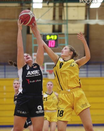 Ludwigsburg , 2. Bundesliga Basketball , BSG Basket Ladies Ludwigsburg vs. USC Heidelberg II , von links: Julia Wroblewski ( HD ) Lisa Bonacker ( BSG )