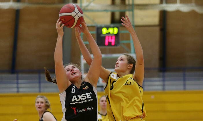 Ludwigsburg , 2. Bundesliga Basketball , BSG Basket Ladies Ludwigsburg vs. USC Heidelberg II , von links: Julia Wroblewski ( HD ) Lisa Bonacker ( BSG )