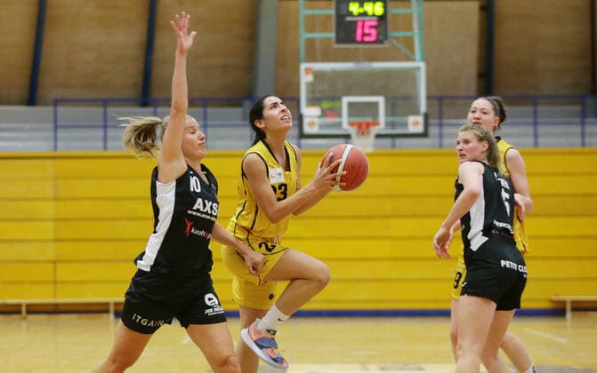Ludwigsburg , 2. Bundesliga Basketball , BSG Basket Ladies Ludwigsburg vs. USC Heidelberg II , von links: Anna Meusel ( HD ) Salma El-Haiwan ( BSG )