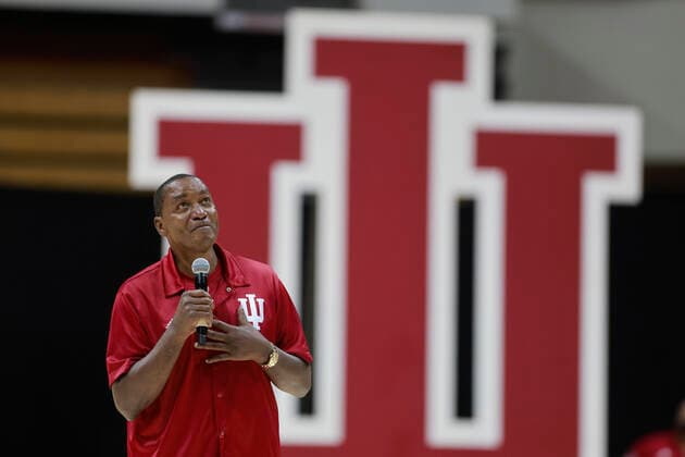 Sport Bilder des Tages October 2, 2021, Bloomington, Indiana, United States: Isiah Thomas makes an emotional speech during Hoosier Hysteria at Simon Skjodt Assembly Hall..Thomas said seeing Mike Woodson take his jersey off for the last time after a loss motivated Thomas to help the Hoosiers win the national championship the next year in 1981. Bloomington United States - ZUMAs197 20211002_zaa_s197_307 Copyright: xJeremyxHoganx