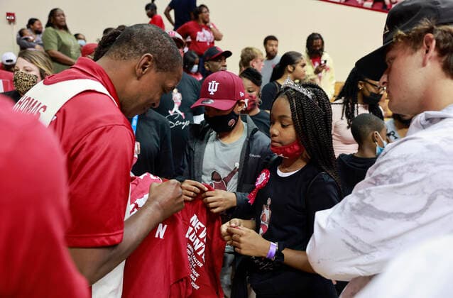 October 2, 2021, Bloomington, Indiana, United States: Isiah Thomas signs autographs after Hoosier Hysteria at Simon Skjodt Assembly Hall. Bloomington United States - ZUMAs197 20211002_zaa_s197_329 Copyright: xJeremyxHoganx