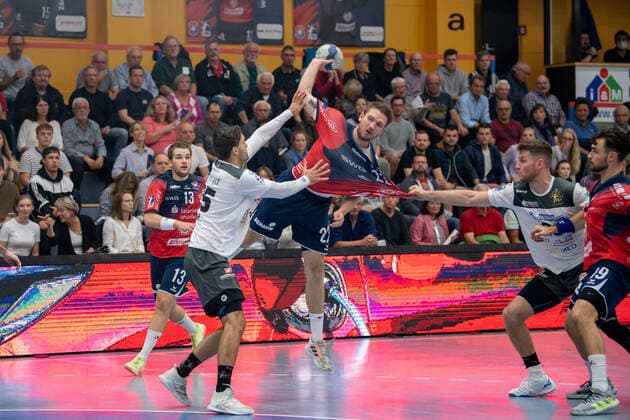 2. Handball Bundesliga; TV Huettenberg - HC Elbflorenz 02.10.21 Dominik Mappes ( 22 TV Huettenberg), Ian Weber ( 13 TV Huettenberg), Sebastian Gress ( 25 HC Elbflorenz), Marek Vanco ( 26 HC Elbflorenz) Sportzentrum Huettenberg, 02.10.21 Copyright: xBEAUTIFULxSPORTS Roeczeyx
