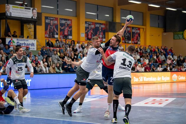 2. Handball Bundesliga; TV Huettenberg - HC Elbflorenz 02.10.21 Dominik Mappes ( 22 TV Huettenberg), Mindaugas Dumcius ( 13 HC Elbflorenz), Michael Schulz ( 33 HC Elbflorenz), Sebastian Gress ( 25 HC Elbflorenz) Sportzentrum Huettenberg, 02.10.21 Copyright: xBEAUTIFULxSPORTS Roeczeyx