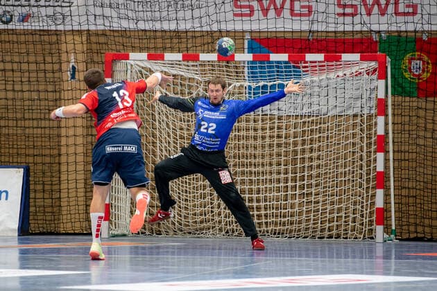 2. Handball Bundesliga; TV Huettenberg - HC Elbflorenz 02.10.21 Ian Weber ( 13 TV Huettenberg), Mario Huhnstock ( 22 HC Elbflorenz) Sportzentrum Huettenberg, 02.10.21 Copyright: xBEAUTIFULxSPORTS Roeczeyx