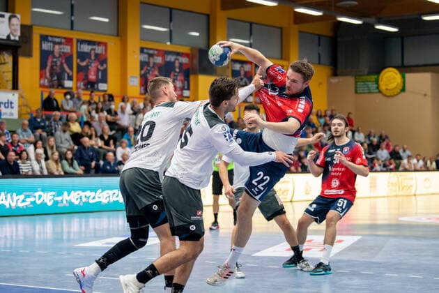 2. Handball Bundesliga; TV Huettenberg - HC Elbflorenz 02.10.21 Dominik Mappes ( 22 TV Huettenberg), Nils Holger Kretschmer ( 20 HC Elbflorenz), Sebastian Gress ( 25 HC Elbflorenz) Sportzentrum Huettenberg, 02.10.21 Copyright: xBEAUTIFULxSPORTS Roeczeyx