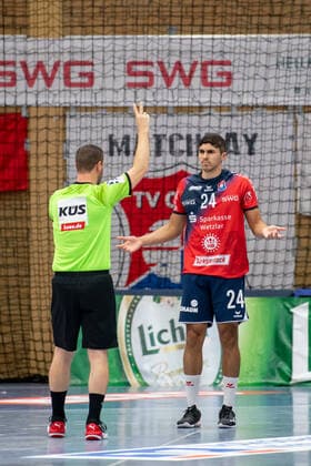 2. Handball Bundesliga; TV Huettenberg - HC Elbflorenz 02.10.21 2 min Zeitstrafe gegen Joel Ribeiro ( 24 TV Huettenberg) Sportzentrum Huettenberg, 02.10.21 Copyright: xBEAUTIFULxSPORTS Roeczeyx