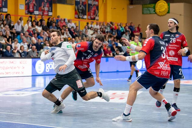 2. Handball Bundesliga; TV Huettenberg - HC Elbflorenz 02.10.21 Sebastian Gress ( 25 HC Elbflorenz), Hendrik Schreiber ( 51 TV Huettenberg), Johannes Klein ( 33 TV Huettenberg), Tobias Hahn ( 26 TV Huettenberg) Sportzentrum Huettenberg, 02.10.21 Copyright: xBEAUTIFULxSPORTS Roeczeyx