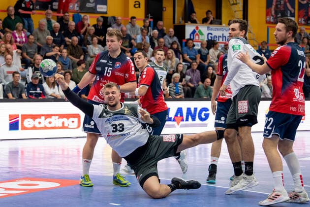 Sport Bilder des Tages 2. Handball Bundesliga; TV Huettenberg - HC Elbflorenz 02.10.21 Michael Schulz ( 33 HC Elbflorenz), Rene Zobel ( 2 HC Elbflorenz), Moritz Zoerb ( 15 TV Huettenberg), Johannes Klein ( 33 TV Huettenberg), Dominik Mappes ( 22 TV Huettenberg) Sportzentrum Huettenberg, 02.10.21 Copyright: xBEAUTIFULxSPORTS Roeczeyx