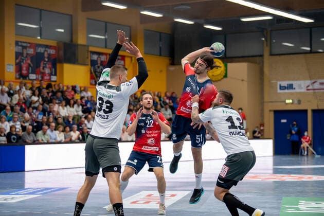 2. Handball Bundesliga; TV Huettenberg - HC Elbflorenz 02.10.21 Hendrik Schreiber ( 51 TV Huettenberg), Dominik Mappes ( 22 TV Huettenberg), Michael Schulz ( 33 HC Elbflorenz), Mindaugas Dumcius ( 13 HC Elbflorenz) Sportzentrum Huettenberg, 02.10.21 Copyright: xBEAUTIFULxSPORTS Roeczeyx