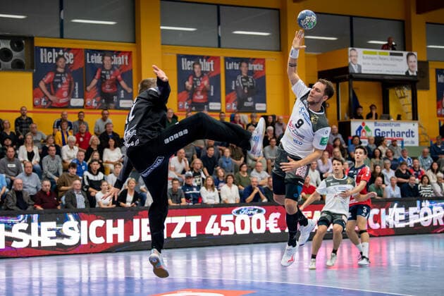 2. Handball Bundesliga; TV Huettenberg - HC Elbflorenz 02.10.21 Julius Dierberg ( 9 HC Elbflorenz), Dominik Plaue ( 12 TV Huettenberg) Sportzentrum Huettenberg, 02.10.21 Copyright: xBEAUTIFULxSPORTS Roeczeyx