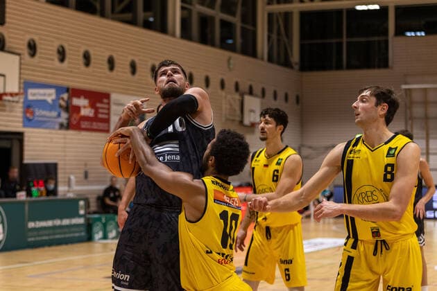 Julius Wolf (Medipolis SC Jena, 10) Elijah Jarod Strickland (Kirchheim Knights, 10) Luka Kamber (Kirchheim Knights, 06) Justin Pierce (Kirchheim Knights, 08)¨¨¨Kirchheim Knights vs. Medipolis SC Jena , 2. Basketball Bundesliga, Pro A, Barmer 2 Basketball, Spieltag 3, Spielzeit 2021 2022, 02.10.2021, ¨¨ Kirchheim Knights vs. Medipolis SC Jena , 2. Basketball Bundesliga, Pro A, Barmer 2 Basketball, Spieltag 3, Spielzeit 2021 2022, 02.10.2021 Kirchheim am Neckar Copyright: xNinaxSander xEibnerxPressefotoxIx EP_NSR