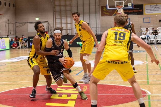 Elijah Jarod Strickland (Kirchheim Knights, 10) Nico Brauner (Medipolis SC Jena, 05) Justin Pierce (Kirchheim Knights, 08) Till Pape (Kirchheim Knights, 19)¨¨¨Kirchheim Knights vs. Medipolis SC Jena , 2. Basketball Bundesliga, Pro A, Barmer 2 Basketball, Spieltag 3, Spielzeit 2021 2022, 02.10.2021, ¨¨ Kirchheim Knights vs. Medipolis SC Jena , 2. Basketball Bundesliga, Pro A, Barmer 2 Basketball, Spieltag 3, Spielzeit 2021 2022, 02.10.2021 Kirchheim am Neckar Copyright: xNinaxSander xEibnerxPressefotoxIx EP_NSR
