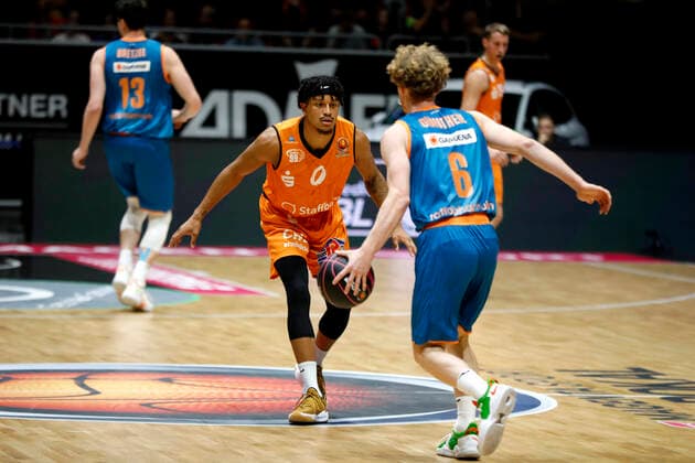 02.10.2021, easyCredit Basketball Bundesliga, Magentasport BBL Pokal, Saison 2020 2021, Herren, Chemnitz Niners - Ratiopharm Ulm Per Günther, Ratiopharm Ulm, Nelson Weidemann, Niners Chemnitz Chemnitz Messe Chemnitz Sachsen Germany