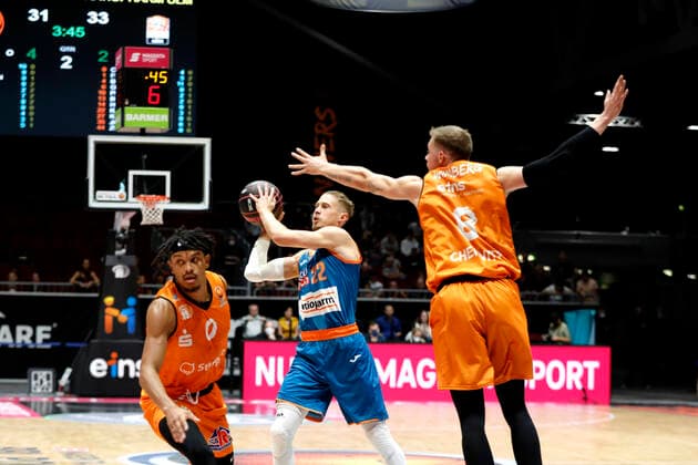 02.10.2021, easyCredit Basketball Bundesliga, Magentasport BBL Pokal, Saison 2020 2021, Herren, Chemnitz Niners - Ratiopharm Ulm Thomas Klepeisz, Ratiopharm Ulm, Jan Niklas Wimberg, Niners Chemnitz Chemnitz Messe Chemnitz Sachsen Germany