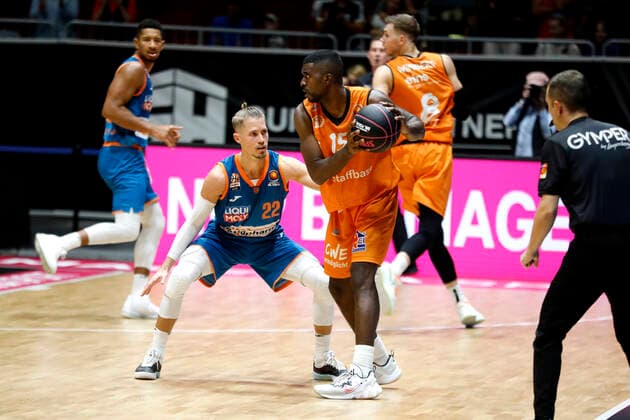 02.10.2021, easyCredit Basketball Bundesliga, Magentasport BBL Pokal, Saison 2020 2021, Herren, Chemnitz Niners - Ratiopharm Ulm Thomas Klepeisz, Ratiopharm Ulm, Frantz Massenat, Niners Chemnitz Chemnitz Messe Chemnitz Sachsen Germany