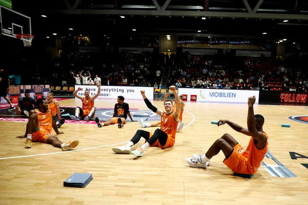 02.10.2021, easyCredit Basketball Bundesliga, Magentasport BBL Pokal, Saison 2020 2021, Herren, Chemnitz Niners - Ratiopharm Ulm Jubel der Chemnitzer nach dem Spiel Chemnitz Messe Chemnitz Sachsen Germany