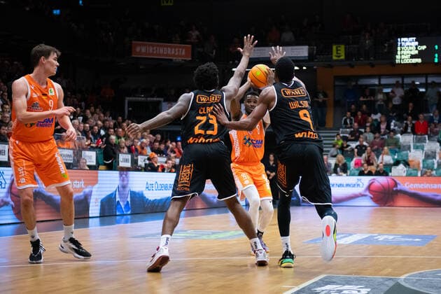 ProA: 3. Spieltag - RASTA Vechta vs. wiha Panthers Schwenningen, 02.10.2021 Josh Young (RASTA Vechta, 8), Raiquan Leeandre Clark (wiha Panthers Schwenningen, 23), Quatarrius Deaundrey Wilson (wiha Panthers Schwenningen, 9); ProA: 3. Spieltag - RASTA Vechta vs. wiha Panthers Schwenningen am 02.10.2021 in Vechta (Rasta Dome), Germany, Copyright: xBEAUTIFULxSPORTS Neddermannx