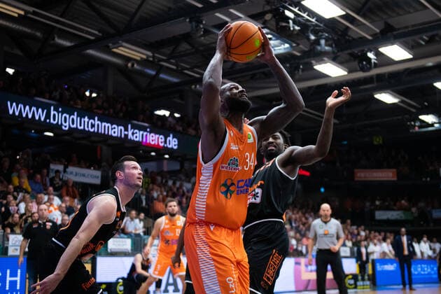 ProA: 3. Spieltag - RASTA Vechta vs. wiha Panthers Schwenningen, 02.10.2021 Devon Searcy (RASTA Vechta, 34), Raiquan Leeandre Clark (wiha Panthers Schwenningen, 23); ProA: 3. Spieltag - RASTA Vechta vs. wiha Panthers Schwenningen am 02.10.2021 in Vechta (Rasta Dome), Germany, Copyright: xBEAUTIFULxSPORTS Neddermannx
