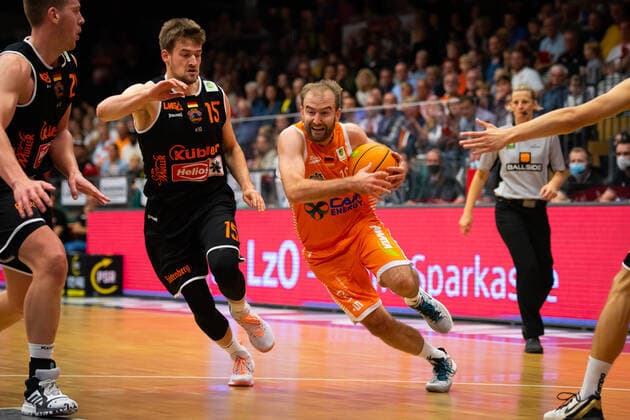 ProA: 3. Spieltag - RASTA Vechta vs. wiha Panthers Schwenningen, 02.10.2021 Leon Hoppe (wiha Panthers Schwenningen, 15), Kevin Smit (RASTA Vechta, 10); ProA: 3. Spieltag - RASTA Vechta vs. wiha Panthers Schwenningen am 02.10.2021 in Vechta (Rasta Dome), Germany, Copyright: xBEAUTIFULxSPORTS Neddermannx