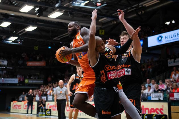 ProA: 3. Spieltag - RASTA Vechta vs. wiha Panthers Schwenningen, 02.10.2021 Devon Searcy (RASTA Vechta, 34), Chris Frazier (wiha Panthers Schwenningen, 33), Till Isemann (wiha Panthers Schwenningen, 21); ProA: 3. Spieltag - RASTA Vechta vs. wiha Panthers Schwenningen am 02.10.2021 in Vechta (Rasta Dome), Germany, Copyright: xBEAUTIFULxSPORTS Neddermannx