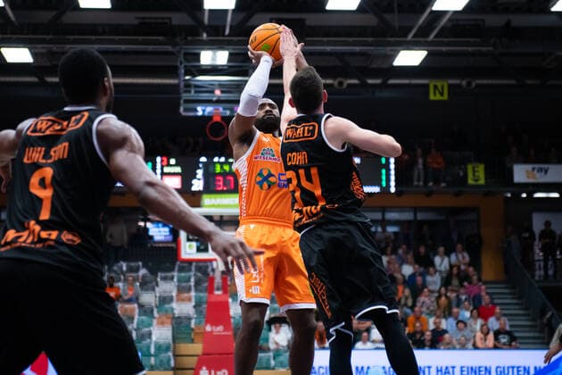 ProA: 3. Spieltag - RASTA Vechta vs. wiha Panthers Schwenningen, 02.10.2021 Quatarrius Deaundrey Wilson (wiha Panthers Schwenningen, 9), Preston Purifoy (RASTA Vechta, 24), David Allan Cohn (wiha Panthers Schwenningen, 34); ProA: 3. Spieltag - RASTA Vechta vs. wiha Panthers Schwenningen am 02.10.2021 in Vechta (Rasta Dome), Germany, Copyright: xBEAUTIFULxSPORTS Neddermannx