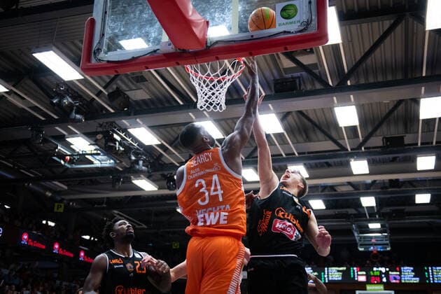 ProA: 3. Spieltag - RASTA Vechta vs. wiha Panthers Schwenningen, 02.10.2021 Devon Searcy (RASTA Vechta, 34), Raiquan Leeandre Clark (wiha Panthers Schwenningen, 23), Lennard Larysz (wiha Panthers Schwenningen, 26); ProA: 3. Spieltag - RASTA Vechta vs. wiha Panthers Schwenningen am 02.10.2021 in Vechta (Rasta Dome), Germany, Copyright: xBEAUTIFULxSPORTS Neddermannx