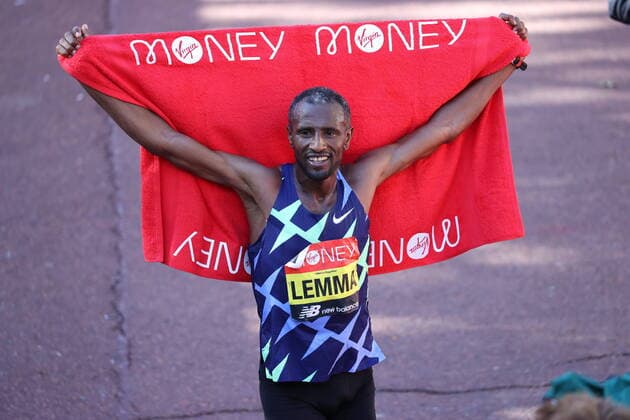 Bilder des Jahres 2021, Sport 10 Oktober Sport Themen der Woche KW39 Sport Bilder des Tages 03 10 2021. London, United Kingdom. Winner of the Elite Men s race Sisay Lemma at the London Marathon.  xStephenxLockx xixImagesx IIM-22640-0004