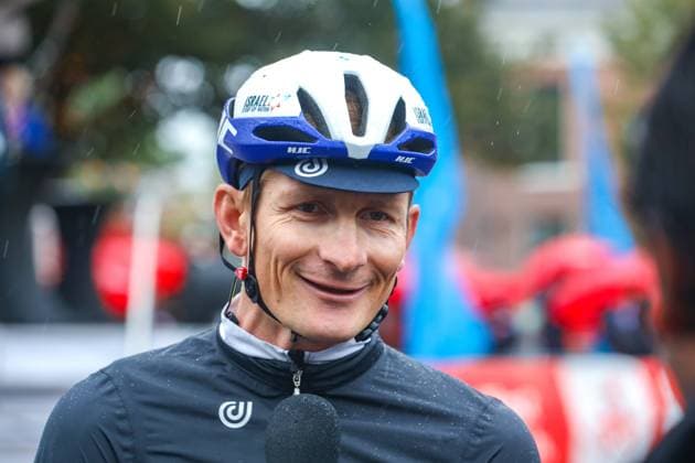 NLD, Niederlande, Enschede, 03.10.2021: Das Radrennen führt von Enschede durch das Westliche Münsterland nach rd. 200 zum Ziel in Münster. Andre Greipel aus dem Team Israel Start-Up Nation bestreitet das letzte Profirennen und beendet seine 17 Jahre andauernde Karriere. 15. Sparkassen Munsterland Giro 2021