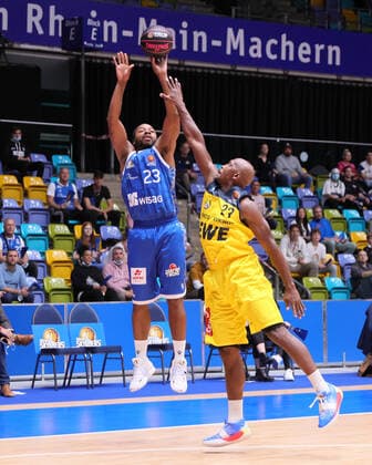 Fraport Skyliners - EWE Baskets Oldenburg, BBL-Pokal Quantez Robertson (Fraport Skyliner, 23) ggen Rickey Paulding (Baskets Oldenburg, 23). Basketball-Spiel des MagentaSport BBL Pokal-Achtelfinales zwischen den Fraport Skyliners und den EWE Baskets Oldenburg am 3. Oktober 2021 in der Fraport-Arena in Frankfurt am Main., Frankfurt am Main Hessen Deutschland Fraport-Arena