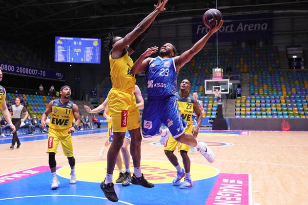 Fraport Skyliners - EWE Baskets Oldenburg, BBL-Pokal Quantez Robertson (Fraport Skyliner, 23, rechts) gegen Tai Odiase (Baskets Oldenburg, 21). Basketball-Spiel des MagentaSport BBL Pokal-Achtelfinales zwischen den Fraport Skyliners und den EWE Baskets Oldenburg am 3. Oktober 2021 in der Fraport-Arena in Frankfurt am Main., Frankfurt am Main Hessen Deutschland Fraport-Arena
