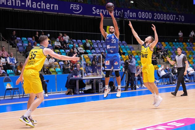 Fraport Skyliners - EWE Baskets Oldenburg, BBL-Pokal Distanzwurf von Rasheed Moore (Fraport Skyliners, 20) gegen Max Heidegger (Baskets Oldenburg, 3). Basketball-Spiel des MagentaSport BBL Pokal-Achtelfinales zwischen den Fraport Skyliners und den EWE Baskets Oldenburg am 3. Oktober 2021 in der Fraport-Arena in Frankfurt am Main., Frankfurt am Main Hessen Deutschland Fraport-Arena