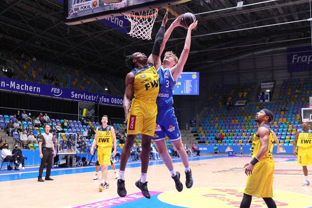 Fraport Skyliners - EWE Baskets Oldenburg, BBL-Pokal Matt Haarms (Fraport Skyliner, 3) gegen Tai Odiase (Baskets Oldenburg, 21). Basketball-Spiel des MagentaSport BBL Pokal-Achtelfinales zwischen den Fraport Skyliners und den EWE Baskets Oldenburg am 3. Oktober 2021 in der Fraport-Arena in Frankfurt am Main., Frankfurt am Main Hessen Deutschland Fraport-Arena
