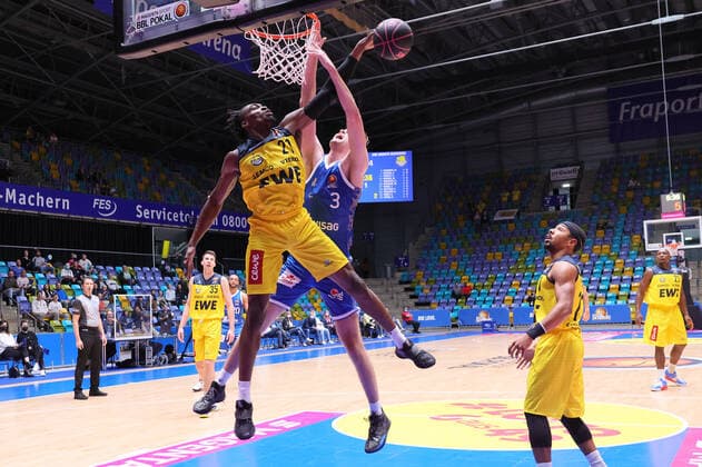 Fraport Skyliners - EWE Baskets Oldenburg, BBL-Pokal Tai Odiase (Baskets Oldenburg, 21) Matt Haarms (Fraport Skyliner, 3). Basketball-Spiel des MagentaSport BBL Pokal-Achtelfinales zwischen den Fraport Skyliners und den EWE Baskets Oldenburg am 3. Oktober 2021 in der Fraport-Arena in Frankfurt am Main., Frankfurt am Main Hessen Deutschland Fraport-Arena