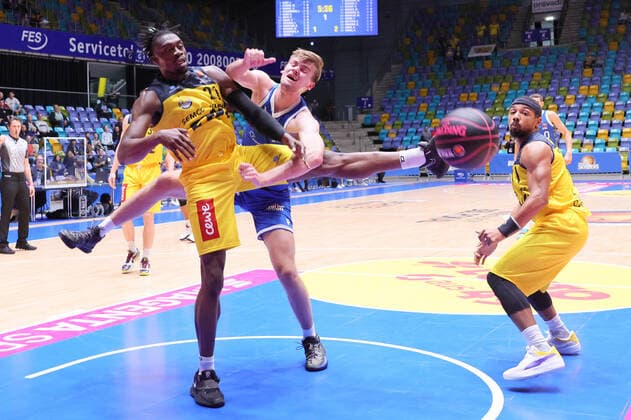 Fraport Skyliners - EWE Baskets Oldenburg, BBL-Pokal Tai Odiase (Baskets Oldenburg, 21) Matt Haarms (Fraport Skyliner, 3). Rechts Phil Pressey (Baskets Oldenburg, 11). Basketball-Spiel des MagentaSport BBL Pokal-Achtelfinales zwischen den Fraport Skyliners und den EWE Baskets Oldenburg am 3. Oktober 2021 in der Fraport-Arena in Frankfurt am Main., Frankfurt am Main Hessen Deutschland Fraport-Arena