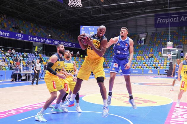Fraport Skyliners - EWE Baskets Oldenburg, BBL-Pokal Rebound von Rickey Paulding (Baskets Oldenburg, 23) gegen Jordan Samare (Fraport Skyliner, 4). Basketball-Spiel des MagentaSport BBL Pokal-Achtelfinales zwischen den Fraport Skyliners und den EWE Baskets Oldenburg am 3. Oktober 2021 in der Fraport-Arena in Frankfurt am Main., Frankfurt am Main Hessen Deutschland Fraport-Arena