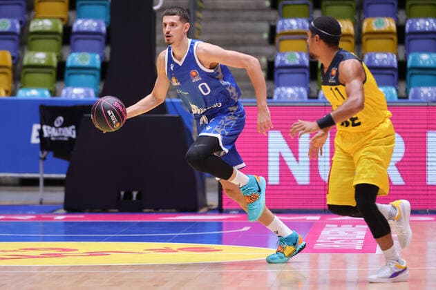 Fraport Skyliners - EWE Baskets Oldenburg, BBL-Pokal Lukas Wank (Fraport Skyliner, 0) gegen Phil Pressey (Baskets Oldenburg, 11). Basketball-Spiel des MagentaSport BBL Pokal-Achtelfinales zwischen den Fraport Skyliners und den EWE Baskets Oldenburg am 3. Oktober 2021 in der Fraport-Arena in Frankfurt am Main., Frankfurt am Main Hessen Deutschland Fraport-Arena