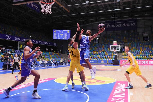 Fraport Skyliners - EWE Baskets Oldenburg, BBL-Pokal Martin Breunig (Baskets Oldenburg, 12) verteidigt gegen Quantez Robertson (Fraport Skyliner, 23). Basketball-Spiel des MagentaSport BBL Pokal-Achtelfinales zwischen den Fraport Skyliners und den EWE Baskets Oldenburg am 3. Oktober 2021 in der Fraport-Arena in Frankfurt am Main., Frankfurt am Main Hessen Deutschland Fraport-Arena