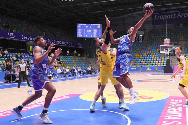 Fraport Skyliners - EWE Baskets Oldenburg, BBL-Pokal Martin Breunig (Baskets Oldenburg, 12) verteidigt gegen Quantez Robertson (Fraport Skyliner, 23). Basketball-Spiel des MagentaSport BBL Pokal-Achtelfinales zwischen den Fraport Skyliners und den EWE Baskets Oldenburg am 3. Oktober 2021 in der Fraport-Arena in Frankfurt am Main., Frankfurt am Main Hessen Deutschland Fraport-Arena