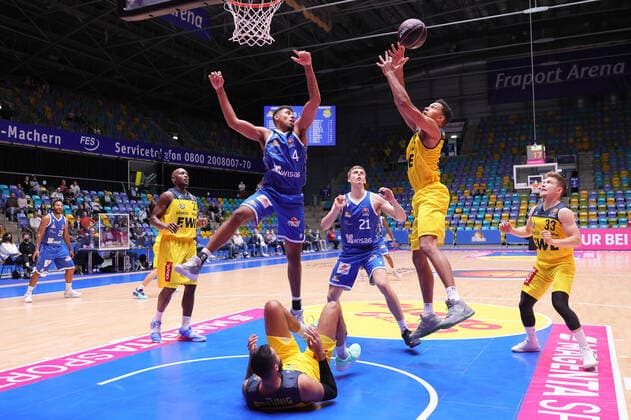 Fraport Skyliners - EWE Baskets Oldenburg, BBL-Pokal TJ Holyfield (Baskets Oldenburg, 22) holt sich den Rebound gegen Jordan Samare (Fraport Skyliner, 4). Rewchts Bennet Hundt (Baskets Oldenburg, 33), links im Hintergrund Rickey Paulding (Baskets Oldenburg, 23) und Lorenz Brenneke (Fraport Skyliner, 21). Basketball-Spiel des MagentaSport BBL Pokal-Achtelfinales zwischen den Fraport Skyliners und den EWE Baskets Oldenburg am 3. Oktober 2021 in der Fraport-Arena in Frankfurt am Main., Frankfurt am Main Hessen Deutschland Fraport-Arena