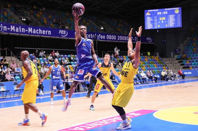 Fraport Skyliners - EWE Baskets Oldenburg, BBL-Pokal Versuch eines Korblegers durch Brancou Badio (Fraport Skyliner, 8), rechts Phil Pressey (Baskets Oldenburg, 11). Basketball-Spiel des MagentaSport BBL Pokal-Achtelfinales zwischen den Fraport Skyliners und den EWE Baskets Oldenburg am 3. Oktober 2021 in der Fraport-Arena in Frankfurt am Main., Frankfurt am Main Hessen Deutschland Fraport-Arena