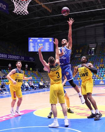 Fraport Skyliners - EWE Baskets Oldenburg, BBL-Pokal Rasheed Moore (Fraport Skyliner, 20) mit einem Distanzwurf gegen Max Heidegger (Baskets Oldenburg, 3) und Tai Odiase (Baskets Oldenburg, 21). Basketball-Spiel des MagentaSport BBL Pokal-Achtelfinales zwischen den Fraport Skyliners und den EWE Baskets Oldenburg am 3. Oktober 2021 in der Fraport-Arena in Frankfurt am Main., Frankfurt am Main Hessen Deutschland Fraport-Arena