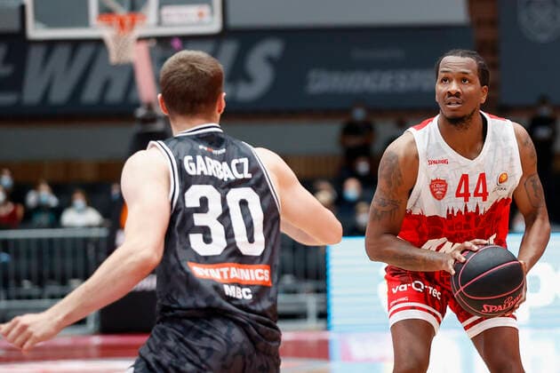 03.10.2021, Basketball, Magenta BBL Pokal, 2021, 2022, Achtelfinale, s.Oliver Wuerzburg - SYNTAINICS MBC, GER, Wuerzburg, s.Oliver Arena Bild: v. li. Jakub Garbacz (MBC und William Buford (s.Oliver Wuerzburg) Copyright: HMBxMedia xHeikoxBecker