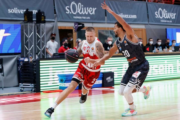 03.10.2021, Basketball, Magenta BBL Pokal, 2021, 2022, Achtelfinale, s.Oliver Wuerzburg - SYNTAINICS MBC, GER, Wuerzburg, s.Oliver Arena Bild: v. li. Aigars Skele (s.Oliver Wuerzburg) und Jamel Morris (MBC) Copyright: HMBxMedia xHeikoxBecker