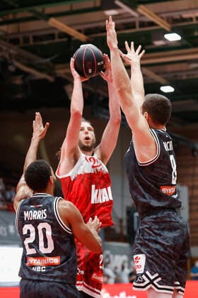 03.10.2021, Basketball, Magenta BBL Pokal, 2021, 2022, Achtelfinale, s.Oliver Wuerzburg - SYNTAINICS MBC, GER, Wuerzburg, s.Oliver Arena Bild: v. li. Jamel Morris (MBC), Craig Moller (s.Oliver Wuerzburg) und Johannes Richter (MBC) Copyright: HMBxMedia xHeikoxBecker