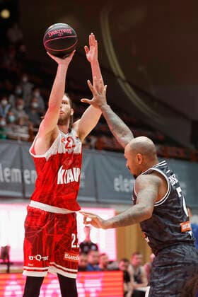 03.10.2021, Basketball, Magenta BBL Pokal, 2021, 2022, Achtelfinale, s.Oliver Wuerzburg - SYNTAINICS MBC, GER, Wuerzburg, s.Oliver Arena Bild: v. li. Craig Moller (s.Oliver Wuerzburg) und Leon Friederici (MBC) Copyright: HMBxMedia xHeikoxBecker